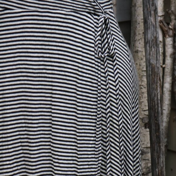 Caution to the Wind Black & White Knit Rayon Blend Faux Wrap Dress Sz MEDIUM - Picture 4 of 7